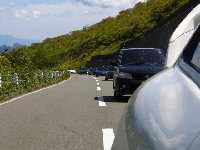 志賀草津高原道路。途中硫黄臭のする危険地帯もあります